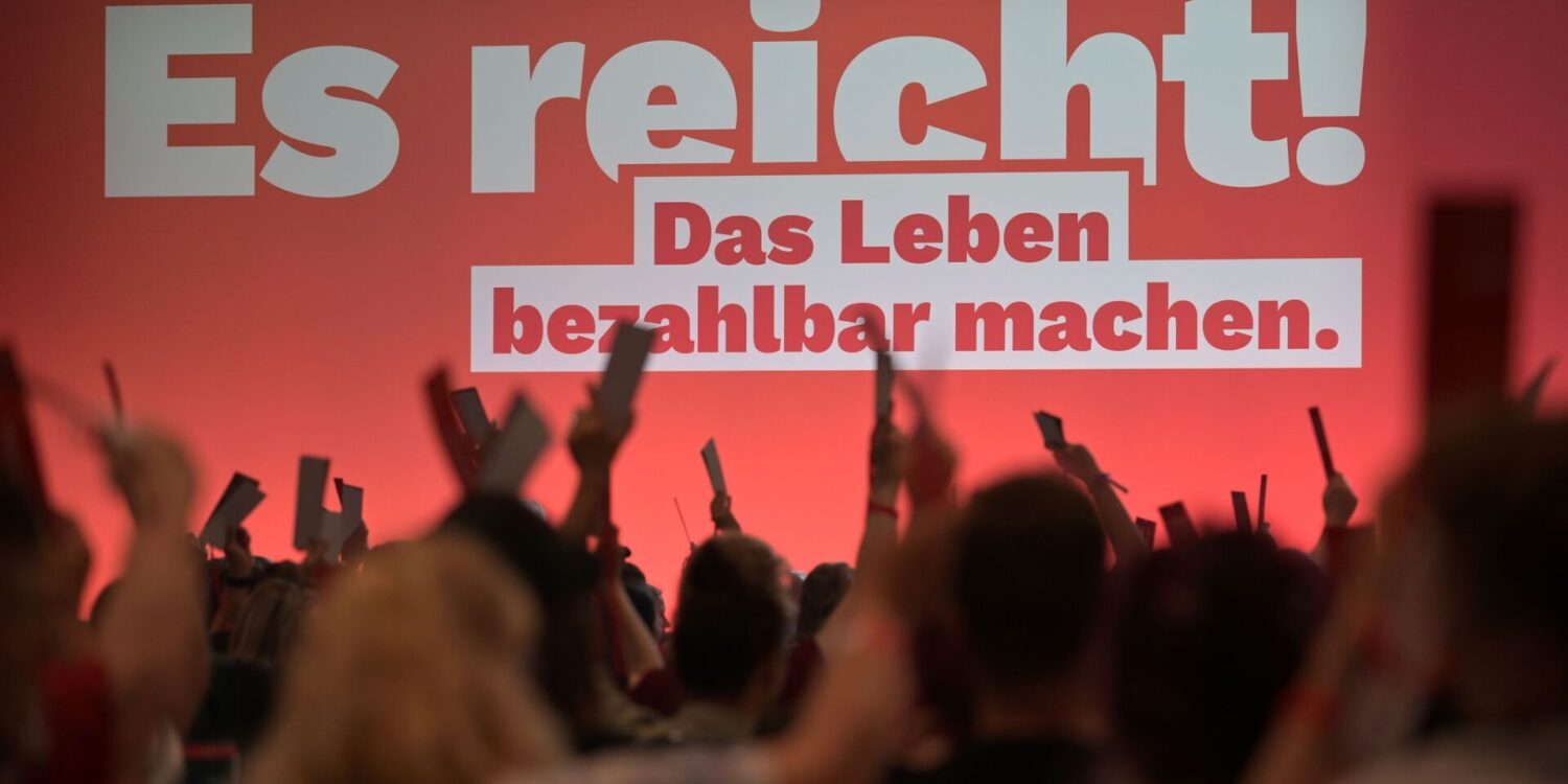 Die rund 500 Delegierten in Potsdam beraten bis Sonntag die Linie der Partei.