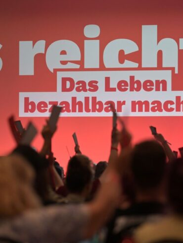 Die rund 500 Delegierten in Potsdam beraten bis Sonntag die Linie der Partei.