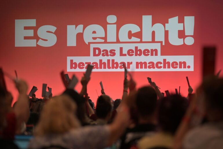 Die rund 500 Delegierten in Potsdam beraten bis Sonntag die Linie der Partei.