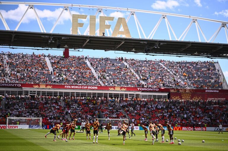Die Spieler der deutschen Nationalmannschaft wärmen sich vor dem Spiel gegen die Elfenbeinküste auf.