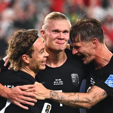 Erling Haaland (M) jubelt nach seinem Tor zum 3:1 mit Patrick Berg und David Möller Wolfe.
