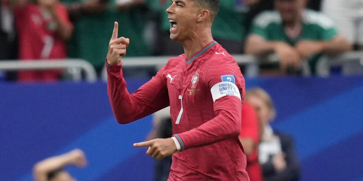 Rekord beim WM-Spiel der Portugiesen gegen Usbekistan: Ronaldo ist der erste Spieler, der bei sechs Weltmeisterschaften getroffen hat.
