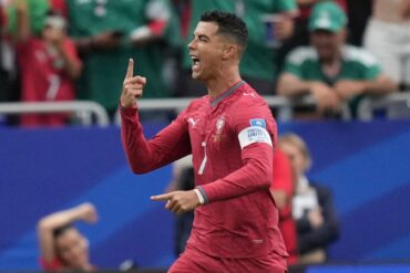 Rekord beim WM-Spiel der Portugiesen gegen Usbekistan: Ronaldo ist der erste Spieler, der bei sechs Weltmeisterschaften getroffen hat.