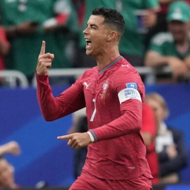 Rekord beim WM-Spiel der Portugiesen gegen Usbekistan: Ronaldo ist der erste Spieler, der bei sechs Weltmeisterschaften getroffen hat.