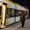 Erste Züge der Deutschen Bahn sind laut Berichten von dpa-Reportern wieder unterwegs.