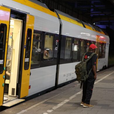 Erste Züge der Deutschen Bahn sind laut Berichten von dpa-Reportern wieder unterwegs.