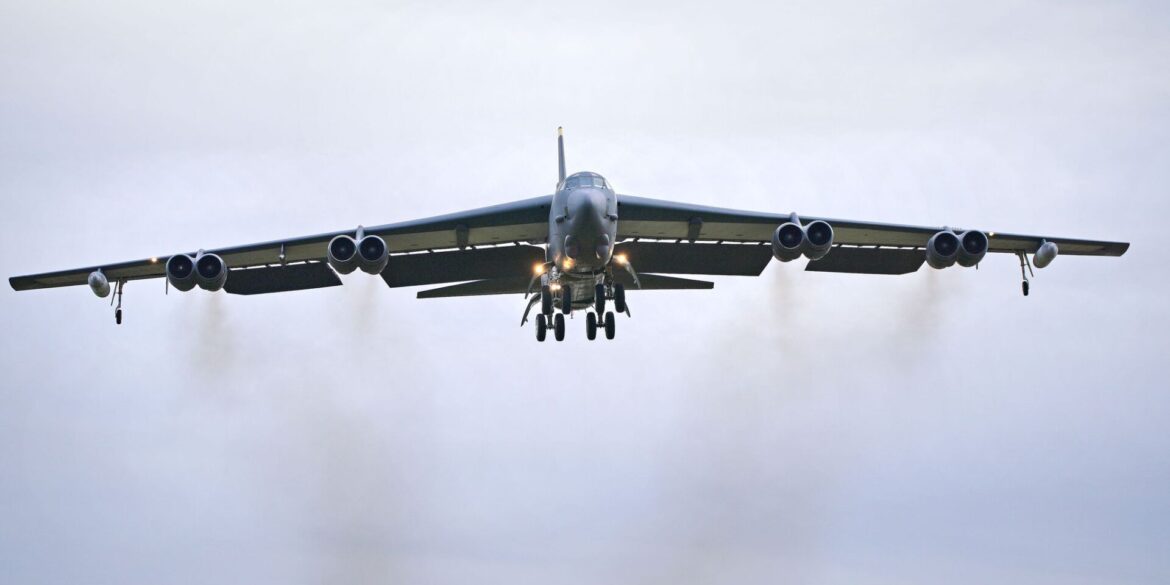 B-52-Bomer stürzt in Kalifornien ab. (Symbolbild)