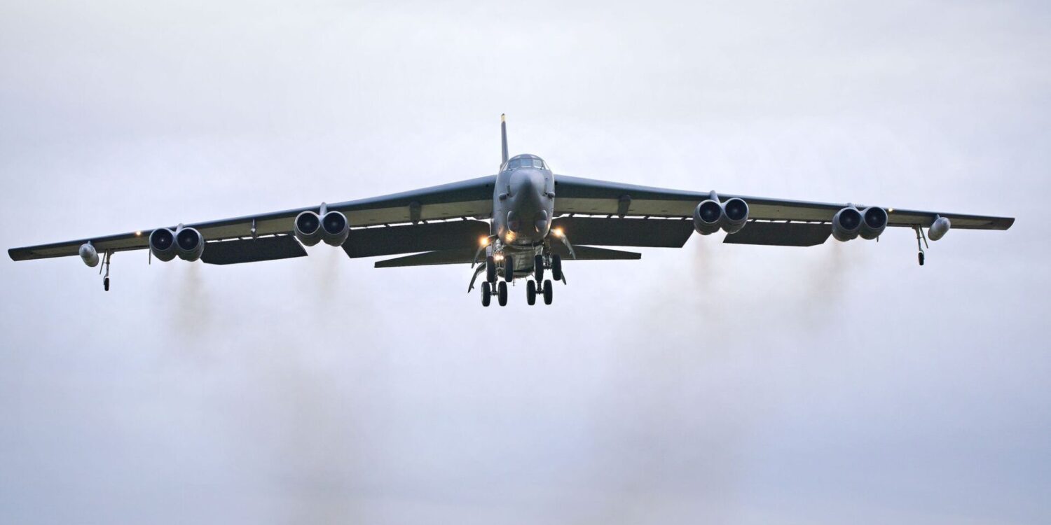B-52-Bomer stürzt in Kalifornien ab. (Symbolbild)