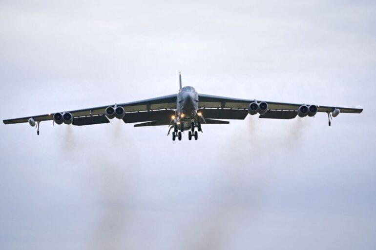 B-52-Bomer stürzt in Kalifornien ab. (Symbolbild)