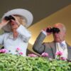 Alles im Blick: Königin Camilla und König Charles III. verfolgen die Rennen auf der Royal Ascot auf der Pferderennbahn.