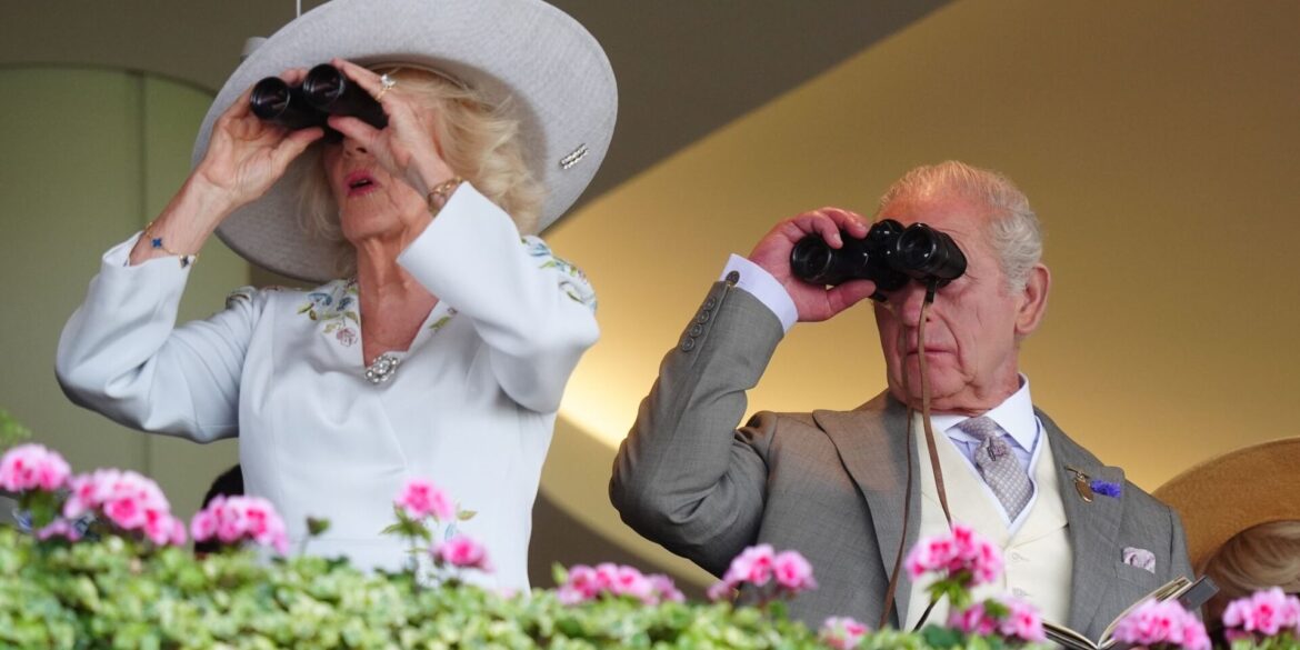 Alles im Blick: Königin Camilla und König Charles III. verfolgen die Rennen auf der Royal Ascot auf der Pferderennbahn.