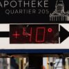 Ein Thermometer neben einer Apotheke zeigt 40 Grad in Berlin Mitte an.