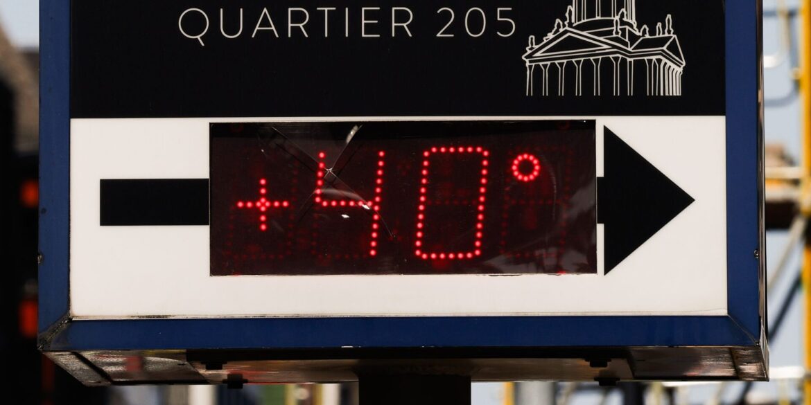 Ein Thermometer neben einer Apotheke zeigt 40 Grad in Berlin Mitte an.