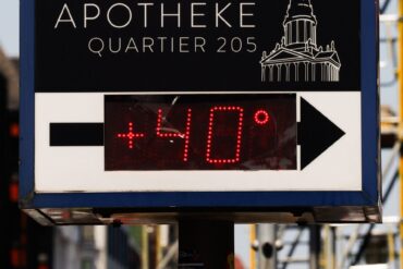 Ein Thermometer neben einer Apotheke zeigt 40 Grad in Berlin Mitte an.