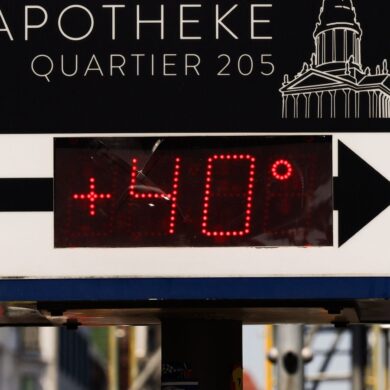 Ein Thermometer neben einer Apotheke zeigt 40 Grad in Berlin Mitte an.