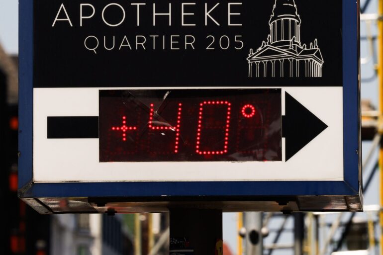 Ein Thermometer neben einer Apotheke zeigt 40 Grad in Berlin Mitte an.