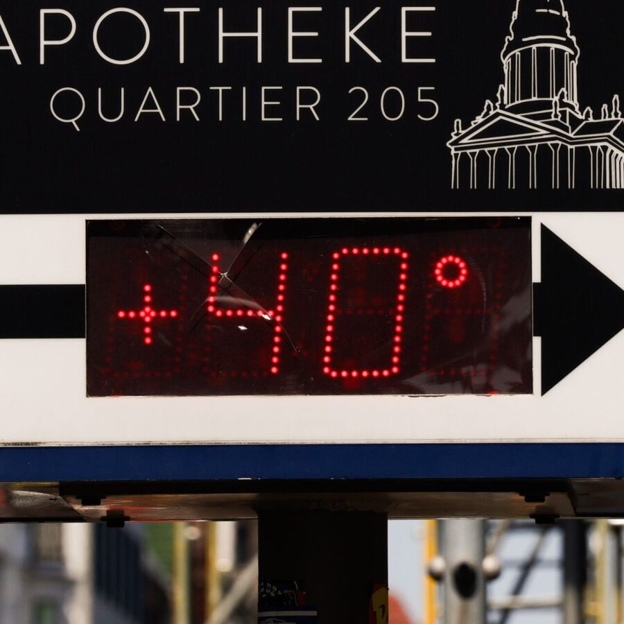 Ein Thermometer neben einer Apotheke zeigt 40 Grad in Berlin Mitte an.