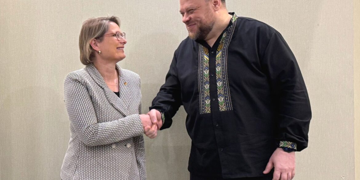 Sie wünsche der Ukraine "Freiheit, Selbstbestimmung und vor allem einen gerechten Frieden", sagt die Ministerin.