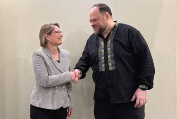 Sie wünsche der Ukraine "Freiheit, Selbstbestimmung und vor allem einen gerechten Frieden", sagt die Ministerin.