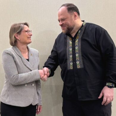 Sie wünsche der Ukraine "Freiheit, Selbstbestimmung und vor allem einen gerechten Frieden", sagt die Ministerin.