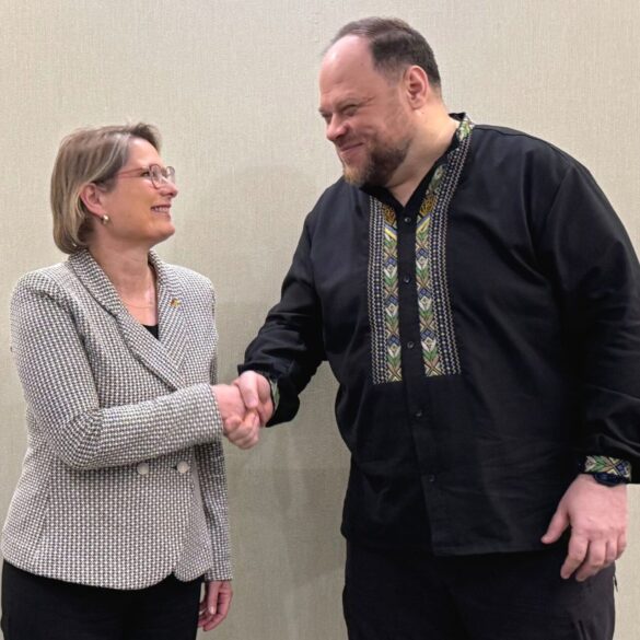 Sie wünsche der Ukraine "Freiheit, Selbstbestimmung und vor allem einen gerechten Frieden", sagt die Ministerin.