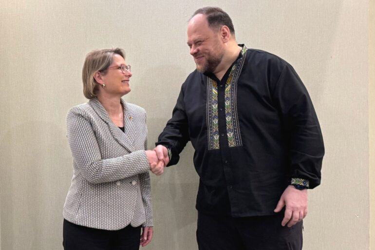 Sie wünsche der Ukraine "Freiheit, Selbstbestimmung und vor allem einen gerechten Frieden", sagt die Ministerin.