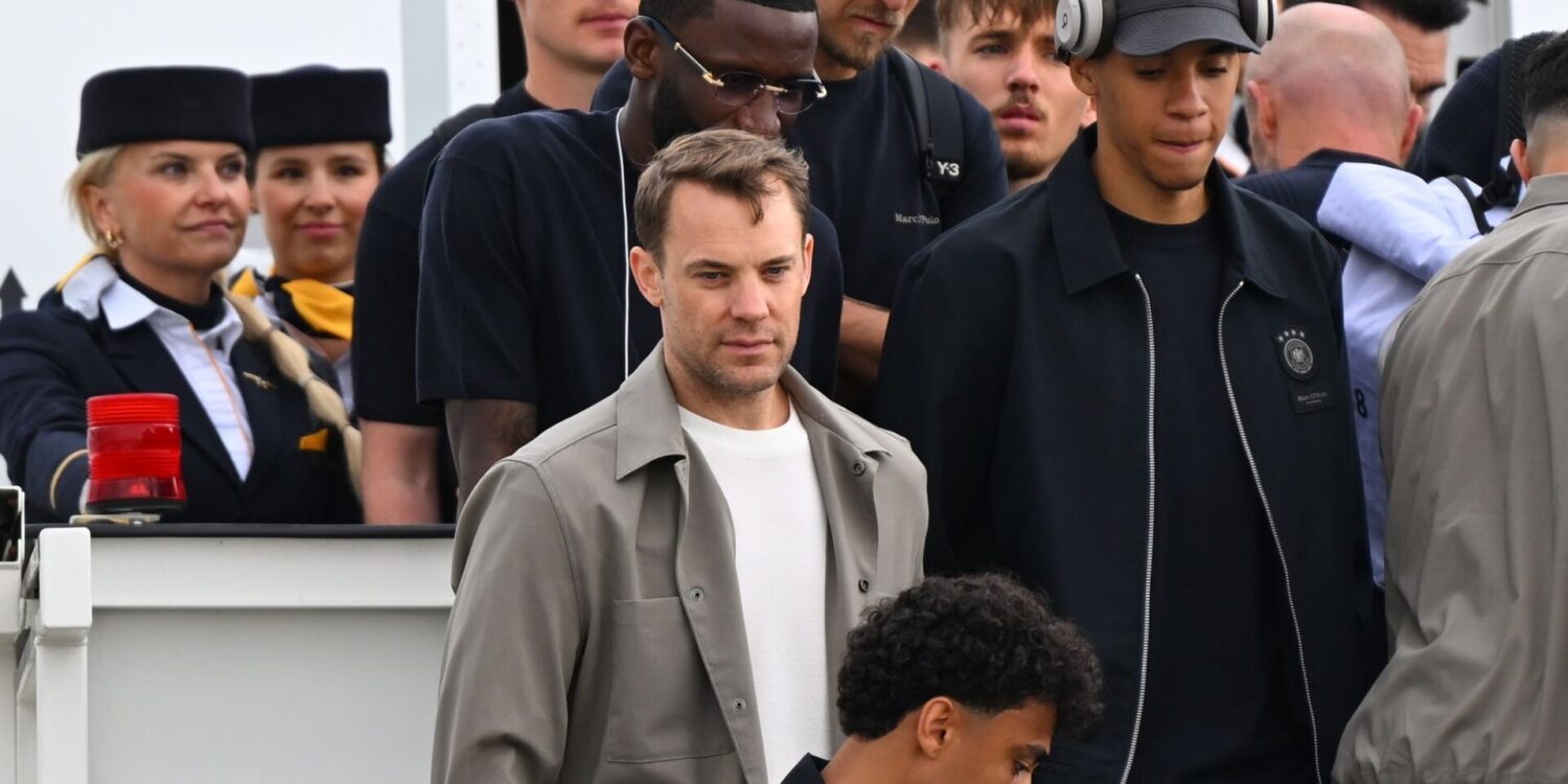 Abflug in die USA: Torwart Manuel Neuer (M) und Co. starten die WM-Mission.