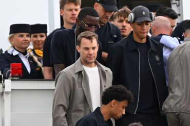 Abflug in die USA: Torwart Manuel Neuer (M) und Co. starten die WM-Mission.