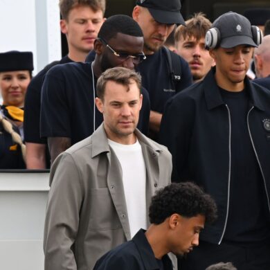 Abflug in die USA: Torwart Manuel Neuer (M) und Co. starten die WM-Mission.