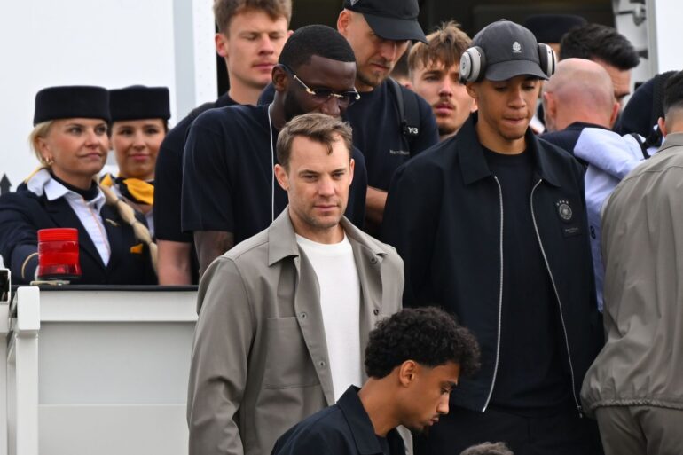 Abflug in die USA: Torwart Manuel Neuer (M) und Co. starten die WM-Mission.