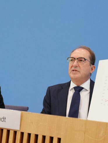 Bundesminister Alexander Dobrindt (CSU) sagt, der Linksextremismus sei zunehmend eine Bedrohung für die öffentliche Sicherheit und Ordnung.