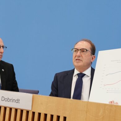Bundesminister Alexander Dobrindt (CSU) sagt, der Linksextremismus sei zunehmend eine Bedrohung für die öffentliche Sicherheit und Ordnung.