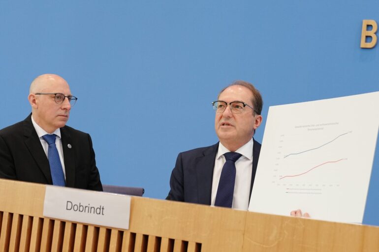 Bundesminister Alexander Dobrindt (CSU) sagt, der Linksextremismus sei zunehmend eine Bedrohung für die öffentliche Sicherheit und Ordnung.
