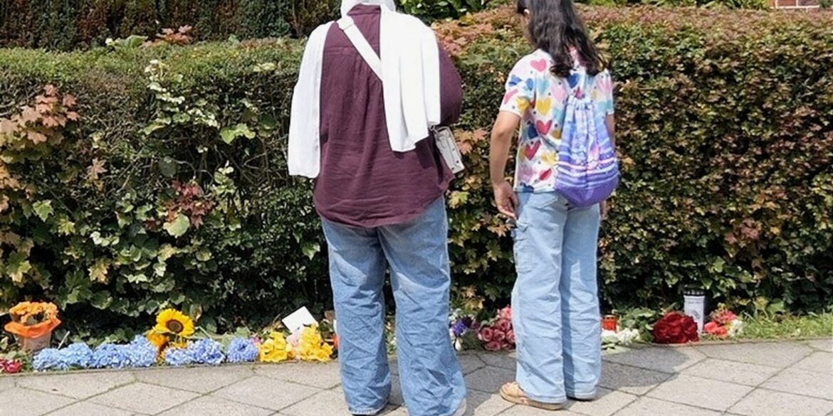 Blumen und Kerzen stehen und liegen am Tatort.