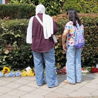 Blumen und Kerzen stehen und liegen am Tatort.