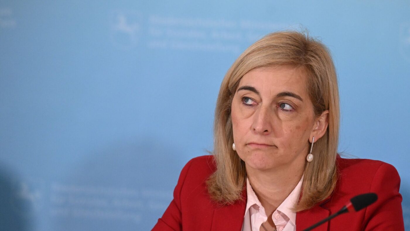 Ministerin Warken hebt das Sparziel für stabile Kassenbeiträge an.
