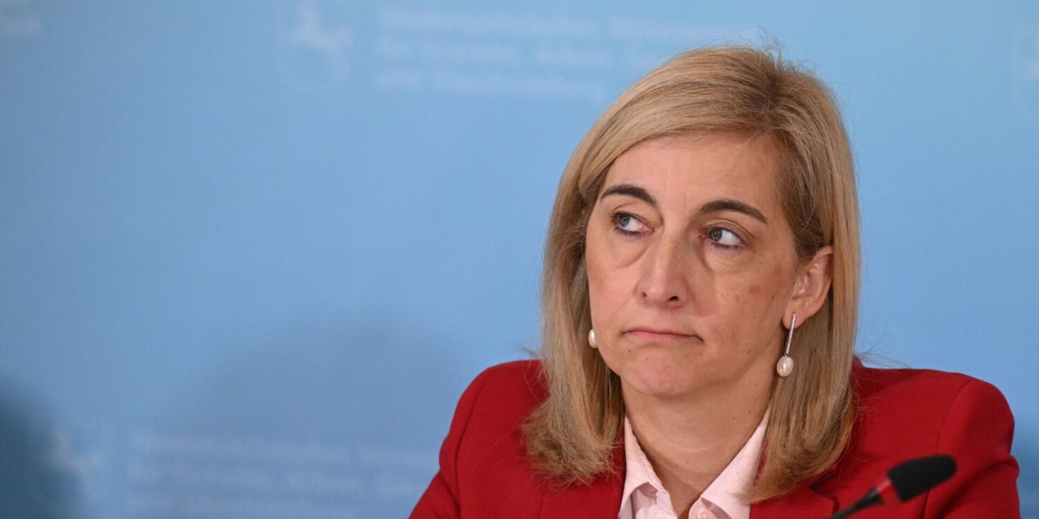 Ministerin Warken hebt das Sparziel für stabile Kassenbeiträge an.