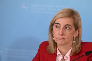Ministerin Warken hebt das Sparziel für stabile Kassenbeiträge an.