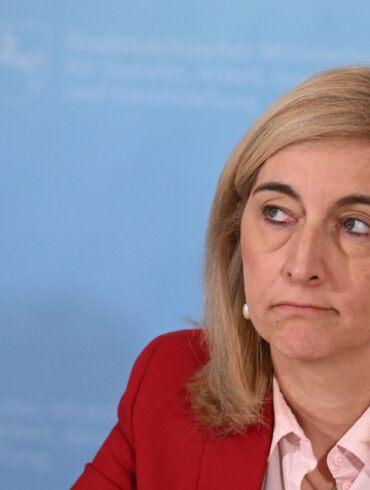 Ministerin Warken hebt das Sparziel für stabile Kassenbeiträge an.