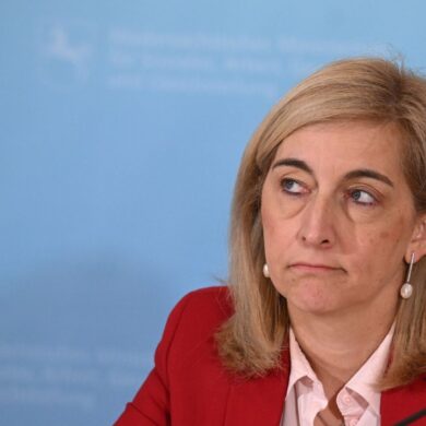 Ministerin Warken hebt das Sparziel für stabile Kassenbeiträge an.