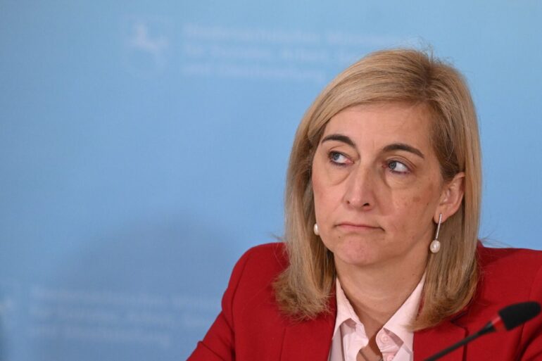 Ministerin Warken hebt das Sparziel für stabile Kassenbeiträge an.