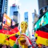 Deutsche Fans auf dem Times Square in New York am Vortag des letzten Gruppenspiels gegen Ecuador.