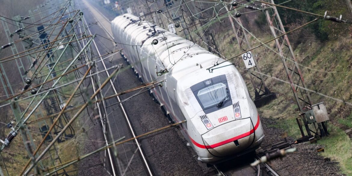 Die Deutsche Bahn muss im Fernverkehr mehr Kapazitäten für Wettbewerber freimachen. (Archivbild)