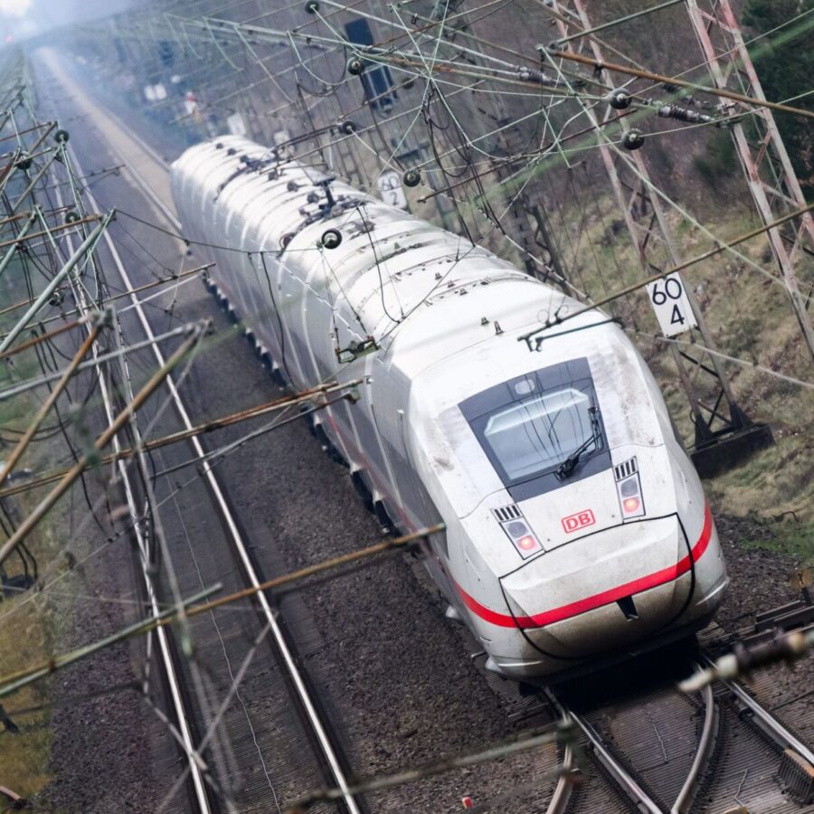 Die Deutsche Bahn muss im Fernverkehr mehr Kapazitäten für Wettbewerber freimachen. (Archivbild)