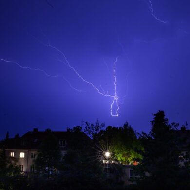 In Berlin zog in der Nacht ein Gewitter über die Gartenstadt Tempelhof.