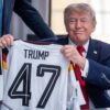 Trump zeigt sein Geschenk zum 80. Geburtstag.