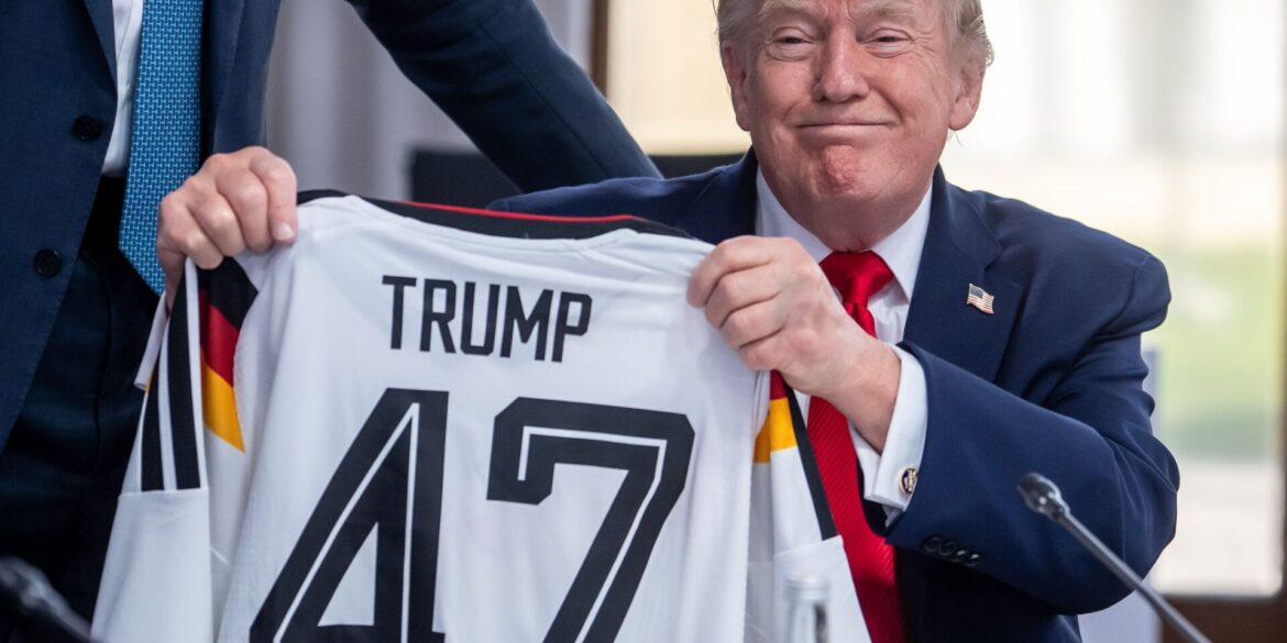 Trump zeigt sein Geschenk zum 80. Geburtstag.