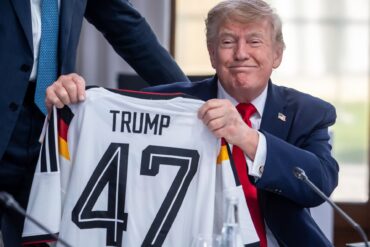 Trump zeigt sein Geschenk zum 80. Geburtstag.