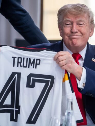 Trump zeigt sein Geschenk zum 80. Geburtstag.