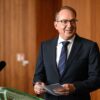 Bei einer kurzfristig anberaumten Pressekonferenz erklärt Bundesinnenminister Alexander Dobrindt (CSU), warum er große Hoffnungen in die nun vereinbarte EU-Verordnung setzt.